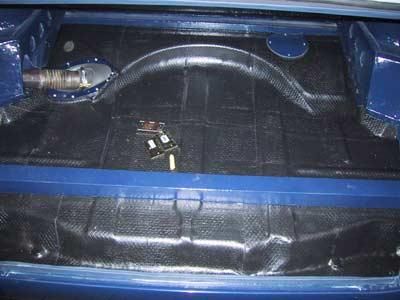 Der Kofferraum eines blauen Autos mit einem Benzintank darin.