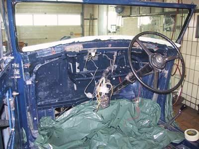 Das Innere eines blauen Autos mit Lenkrad und Armaturenbrett