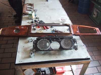 Ein Holztisch mit einer Uhr darauf in einer Garage.