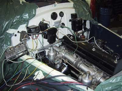 Ein Automotor, aus dem viele Kabel herauskommen.