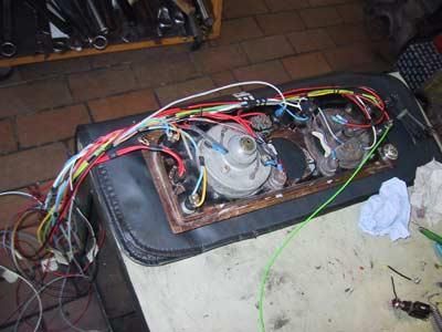 Ein Bündel Drähte ist mit einem Gerät auf einem Tisch verbunden.