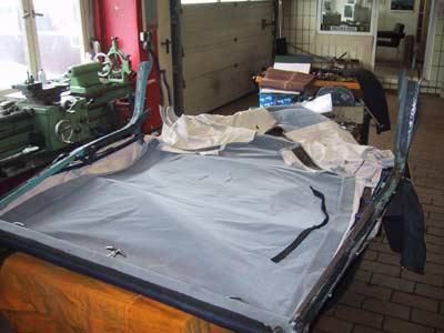 Ein Stück Stoff liegt auf einem Tisch in einer Garage.