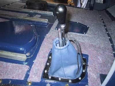 Eine Nahaufnahme von einem Schalthebel in einem Auto