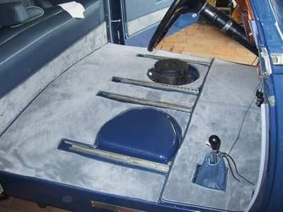 Ein blaues Auto mit einem Lenkrad und einem Lautsprecher auf dem Rücksitz.