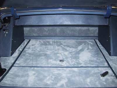 Der Kofferraum eines blauen Autos mit Teppichboden.