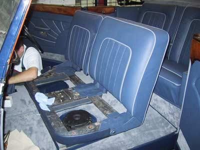 Ein Mann arbeitet auf dem Rücksitz eines Autos.