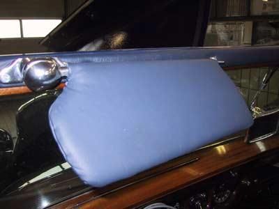 Auf der Seite eines Autos liegt ein blaues Kissen.