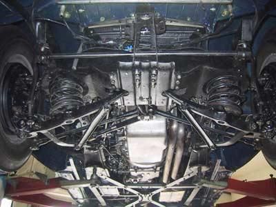 Eine Nahaufnahme der Unterseite eines Autos auf einer Hebebühne.