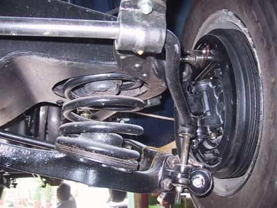 Eine Nahaufnahme des Federungssystems eines Autos.