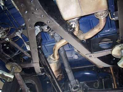 Eine Nahaufnahme der Unterseite eines Autos mit Auspuffrohren.