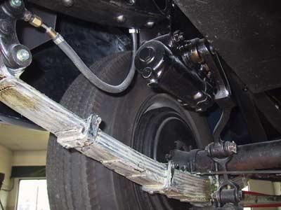 Eine Nahaufnahme der Radaufhängung und des Reifens eines Autos.