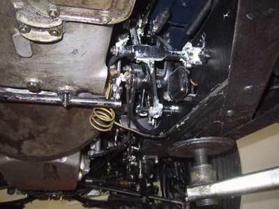 Eine Nahaufnahme der Unterseite eines Autos.