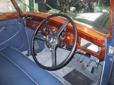 Der Innenraum eines alten Autos mit einem Lenkrad