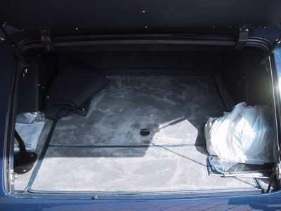 Der Kofferraum eines blauen Autos mit einer Tasche darin.