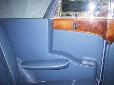 Eine Nahaufnahme einer Autotür mit Holzverkleidung.