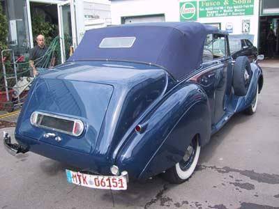 Ein blaues Cabrio mit einem Nummernschild mit der Aufschrift MTK 06151