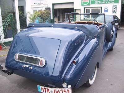 Ein blaues Auto mit einem Nummernschild mit der Aufschrift btk 06151