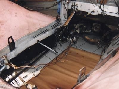 Das Innere eines Kühlschranks, aus dem viele Kabel herauskommen