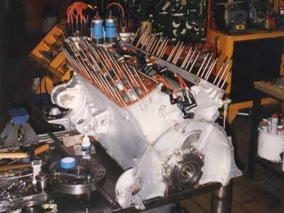 Ein großer Motor steht auf einem Tisch in einer Garage