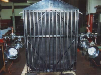 Ein Rolls-Royce-Auto wird in einer Garage restauriert