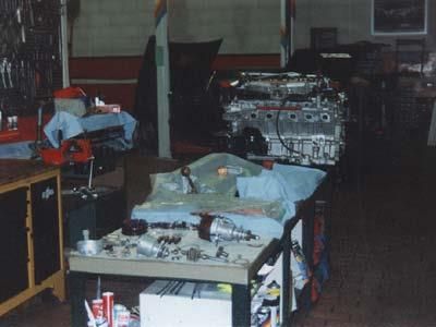 In einer Garage wird an einem Automotor gearbeitet