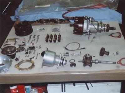 Ein Tisch mit einem Haufen Teile darauf