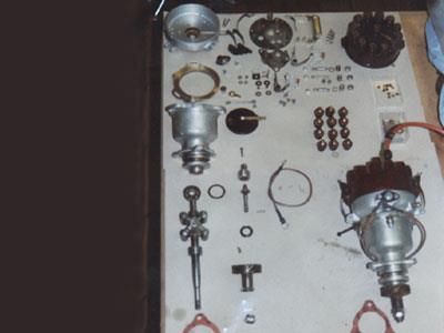 Ein Tisch mit einem Haufen Metallteile darauf