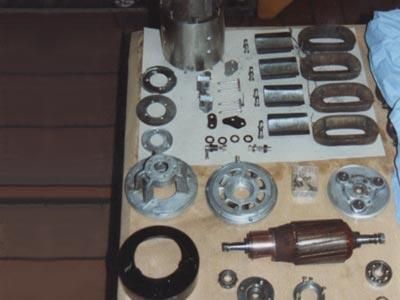 Ein Haufen Teile auf einem Tisch mit der Nummer 0000 darauf