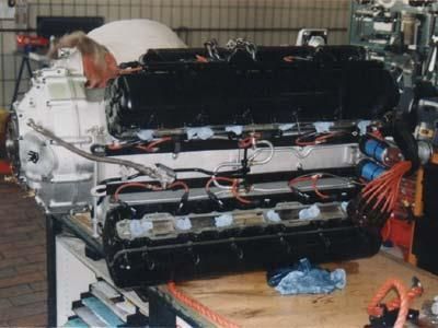 Ein großer Motor sitzt auf einem Holztisch