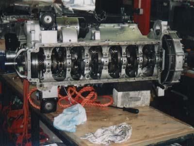 Auf einem Holztisch steht ein großer Motor.