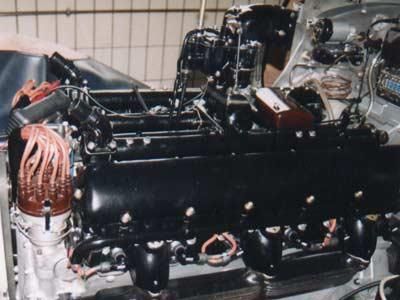 Ein Automotor, aus dem viele Kabel herauskommen