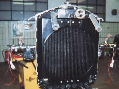 Ein schwarzer Heizkörper steht auf einem gelben Tisch