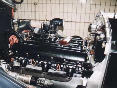 Ein Schwarzweißfoto eines Automotors