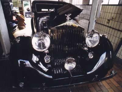 Ein schwarzer Rolls-Royce steht in einer Garage