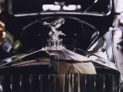 Eine Nahaufnahme der Vorderseite eines Rolls-Royce-Autos