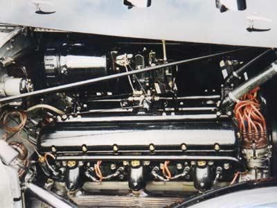 Eine Nahaufnahme des Motors eines alten Autos