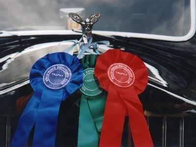 Blau, grün und rot Bänder hängen an einem Auto