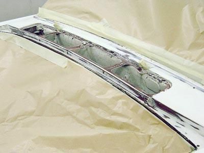 Ein Stück Metall liegt auf einem Stück Papier.