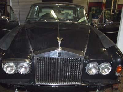 Ein schwarzer Rolls Royce steht in einer Garage