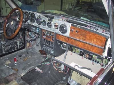 Das Innere eines Autos mit abmontiertem Armaturenbrett