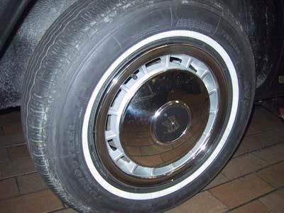 Eine Nahaufnahme eines Reifens an einem Auto mit weißen Felgen