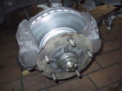 Eine Nahaufnahme einer Bremsscheibe an einem Auto.