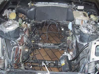 Der Motor eines Autos wird zerlegt.