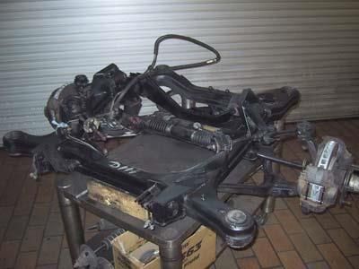 Auf einem Metalltisch liegt ein Autochassis.