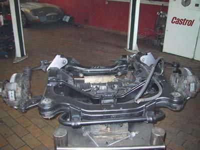 Eine Castrol-Maschine steht in einer Garage neben einem Auto