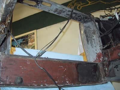 Ein Stück Metall, an dem ein Bündel Drähte hängt