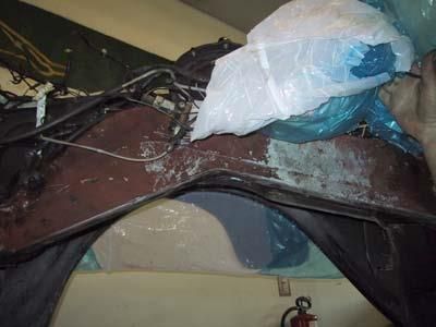 Ein Raum voller Müll und einem Feuerlöscher.