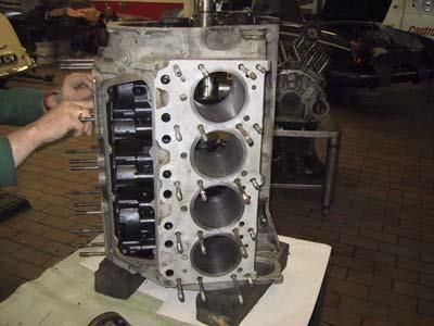 Ein Mann arbeitet am Block eines Automotors.