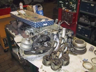 Ein Tisch mit einem Haufen Teile darauf und einer Schachtel mit der Aufschrift