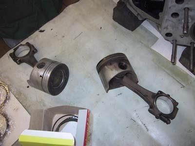 Zwei Kolben liegen nebeneinander auf einem Tisch.